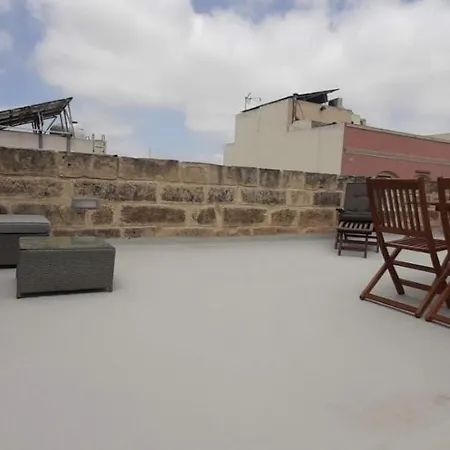 Paola Apartments *