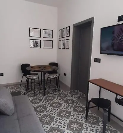 Paola Apartments * パオーラ