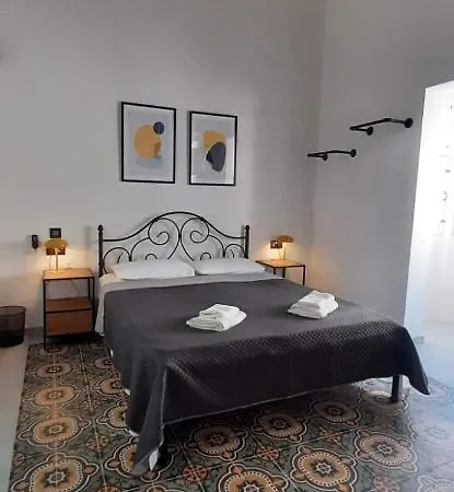 Paola Apartments パオーラ