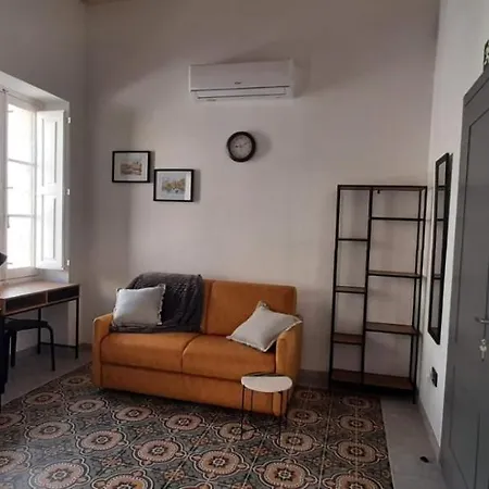 Paola Apartments アパートホテル